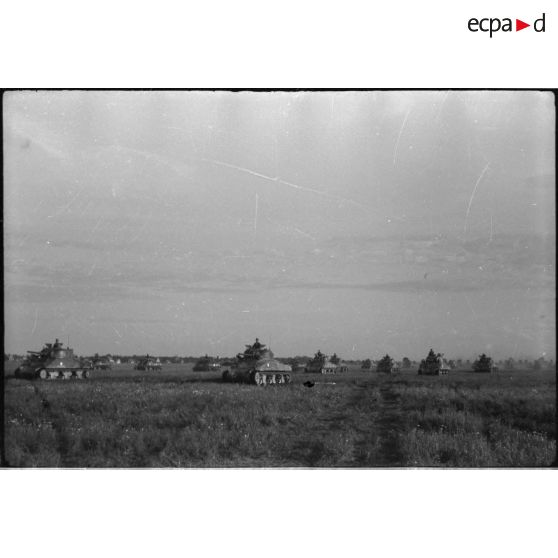 [Un défilé de la 2e division blindée devant le général de Gaulle à Landsberg (Allemagne) le 19 mai 1945.]