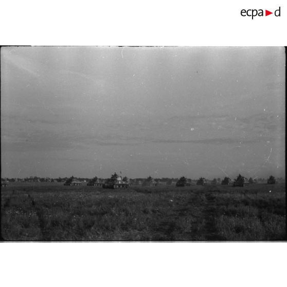 [Un défilé de la 2e division blindée devant le général de Gaulle à Landsberg (Allemagne) le 19 mai 1945.]