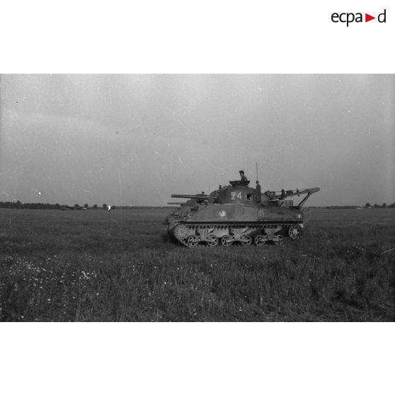 [Un défilé de la 2e division blindée devant le général de Gaulle à Landsberg (Allemagne) le 19 mai 1945.]