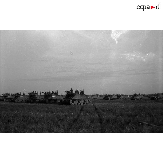 [Un défilé de la 2e division blindée devant le général de Gaulle à Landsberg (Allemagne) le 19 mai 1945.]