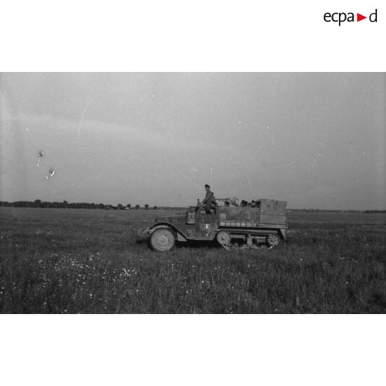 [Un défilé de la 2e division blindée devant le général de Gaulle à Landsberg (Allemagne) le 19 mai 1945.]