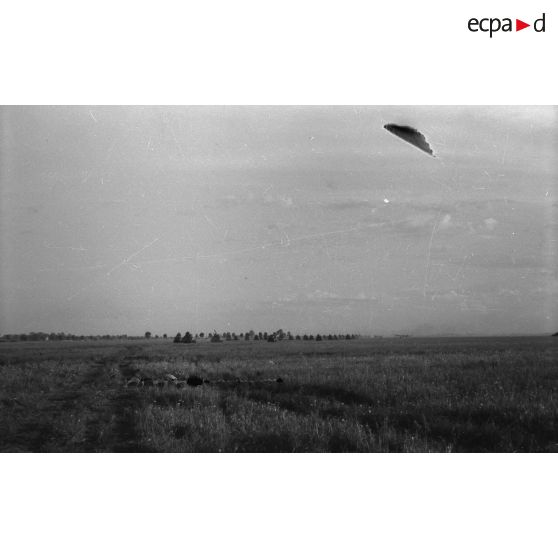 [Un défilé de la 2e division blindée devant le général de Gaulle à Landsberg (Allemagne) le 19 mai 1945.]