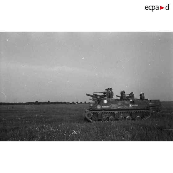 [Un défilé de la 2e division blindée devant le général de Gaulle à Landsberg (Allemagne) le 19 mai 1945.]