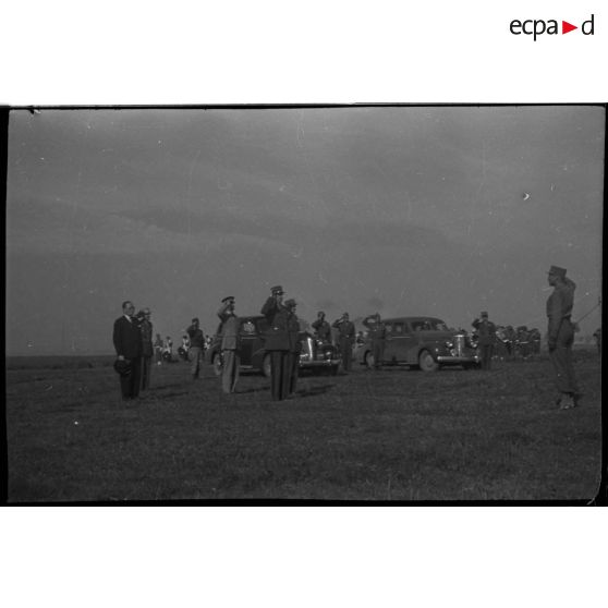 [Un défilé de la 2e division blindée devant le général de Gaulle à Landsberg (Allemagne) le 19 mai 1945.]