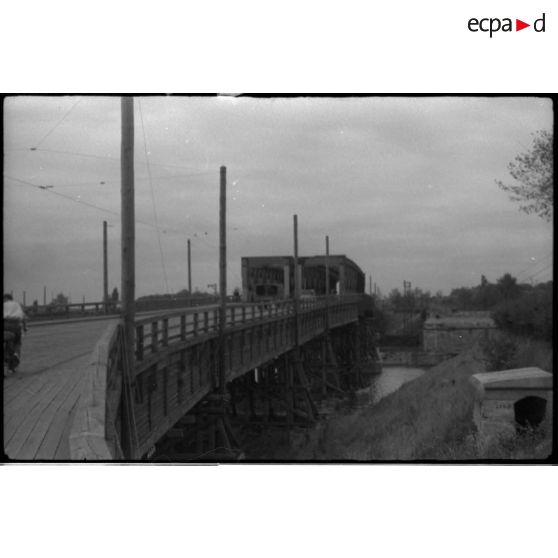 [Vue prise par Claude Brézillon pendant la deuxième guerre mondiale. Un pont routier.]