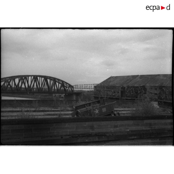 [Vue prise par Claude Brézillon pendant la deuxième guerre mondiale. Un pont routier.]