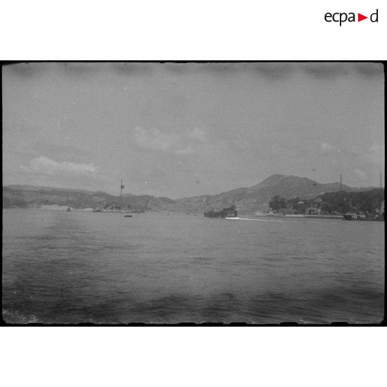 [Japon, juin 1946. La baie entre Kure et Hiroshima.]