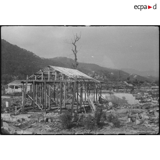 [Japon, juin 1946. Six mois après l'explosion de la bombe, la population commence déjà à reconstruire.]