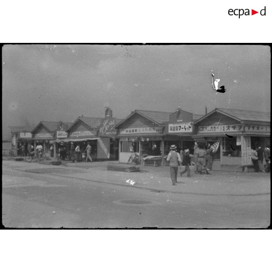 [Japon, juin 1946. Boutiques destinées aux soldats britanniques.]