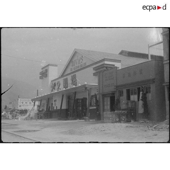 [Japon, juin 1946. Le cinéma "Movies. The Second Theater" dans lequel on jouait un film français avec Danielle Darrieux.]