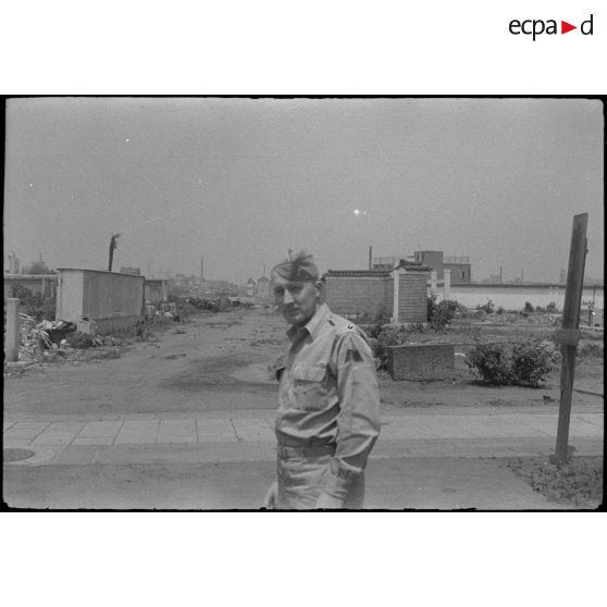 [Tokyo, juin 1946. Le Lieutenant Colonel John E. Wall, guide du lieutenant Brézillon lors de son séjour à Tokyo et dans la région, dans une rue dévastée de la ville.]