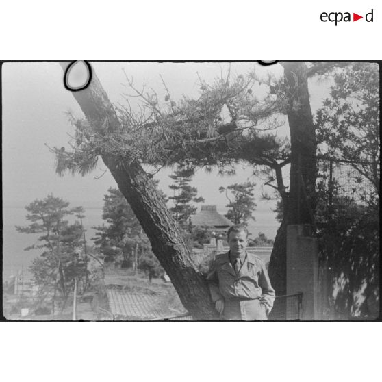 [Portrait du lieutenant Claude Brézillon dans la région d'Osaka, juin 1946.]