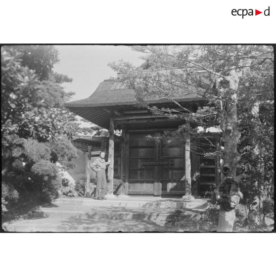 [Portrait du lieutenant Claude Brézillon dans la région d'Osaka, juin 1946.]