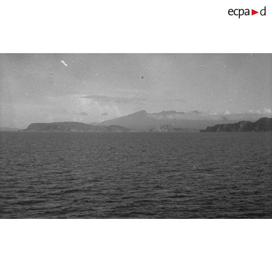 [Voyage de Saigon à Manille, mai 1946. Navigation en pleine baie.]