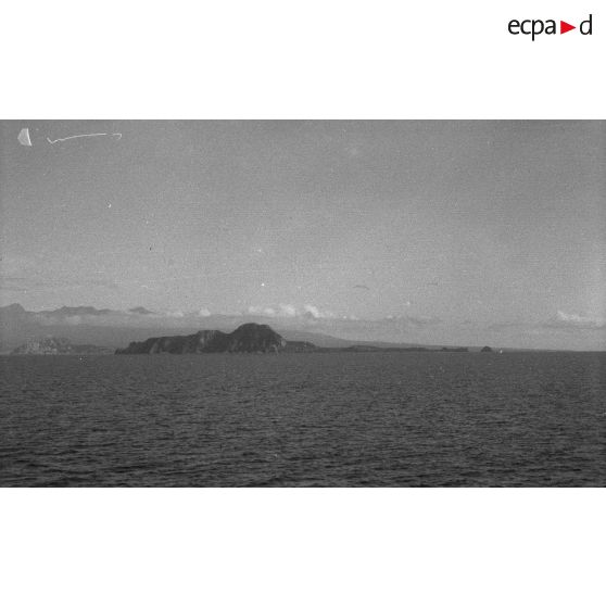 [Voyage de Saigon à Manille, mai 1946. Navigation en pleine baie.]