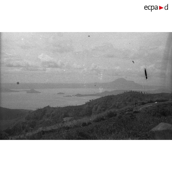 [Séjour de Claude Brézillon aux Philippines en mai 1946. Zone interdite du lac Taal. Vue des rives sur le cratère et de ses ilots.]