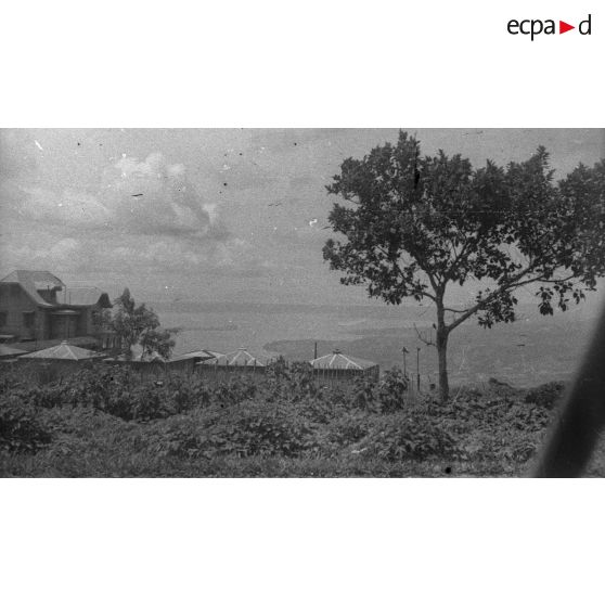 [Séjour de Claude Brézillon aux Philippines en mai 1946. Zone interdite du lac Taal. Une villa luxueuse abandonnée.]