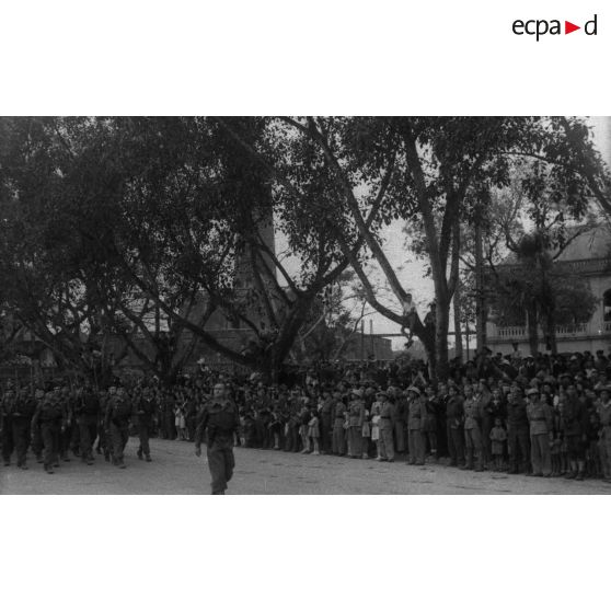 [Retour du général Leclerc à Hanoï en mars 1946. Les anciens du 9e régiment d'infanterie coloniale en tête du défilé.]