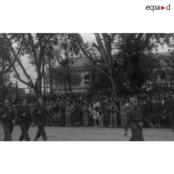 [Retour du général Leclerc à Hanoï en mars 1946. Les anciens du 9e régiment d'infanterie coloniale en tête du défilé.]