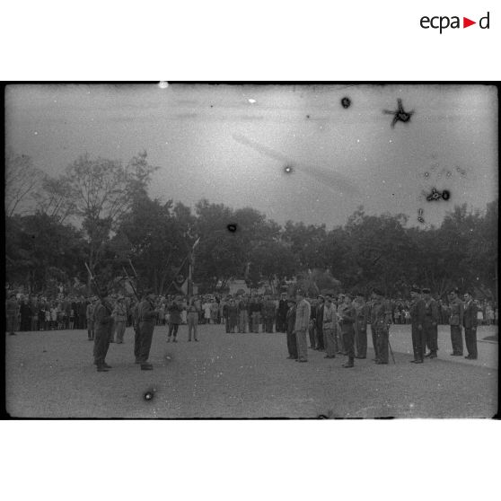 [Retour du général Leclerc à Hanoï en mars 1946. La décoration du drapeau du 9e régiment d'infanterie coloniale.]