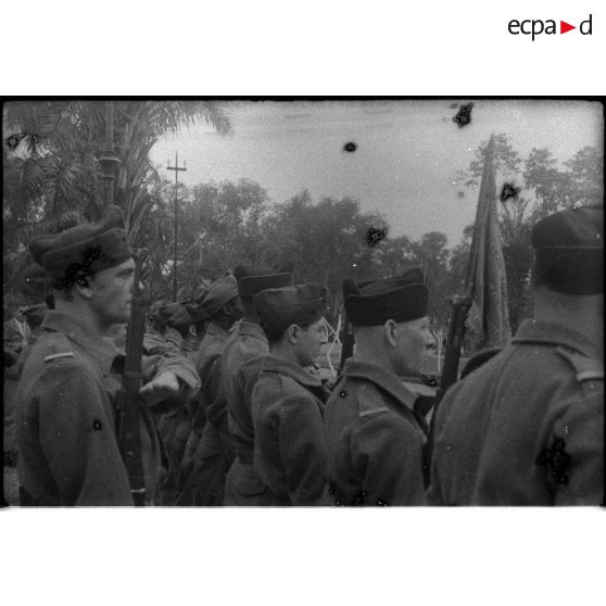 [Retour du général Leclerc à Hanoï en mars 1946. La garde d'honneur au drapeau du 9e régiment d'infanterie coloniale.]