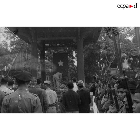 [Retour du général Leclerc à Hanoï en mars 1946. Dépôt de gerbe sous un monument.]