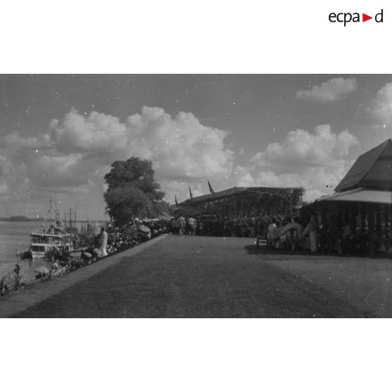 [La fête des Eaux à Phnom-Penh, octobre-novembre 1945.]