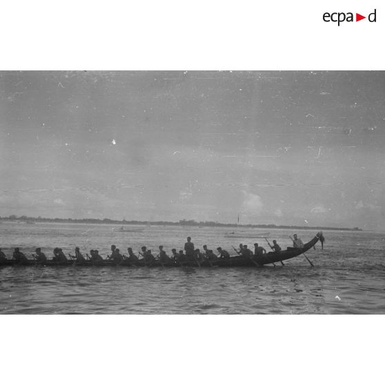 [La fête des Eaux à Phnom-Penh, octobre-novembre 1945.]