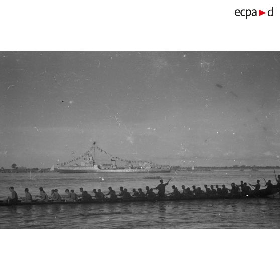 [La fête des Eaux à Phnom-Penh, octobre-novembre 1945.]