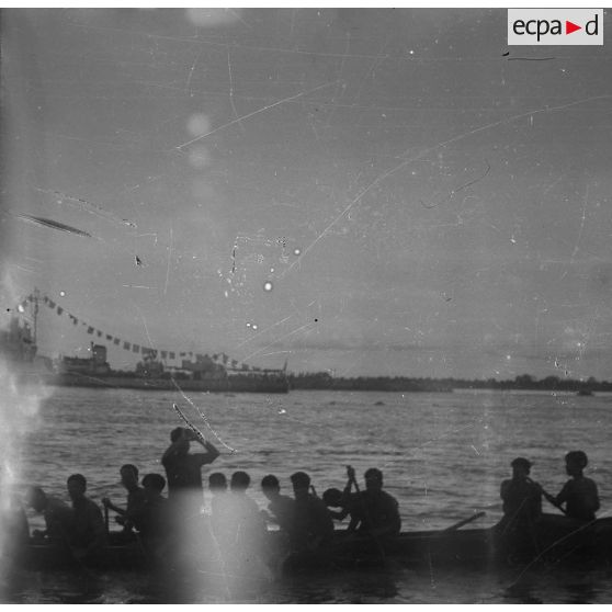 [La fête des Eaux à Phnom-Penh, octobre-novembre 1945.]