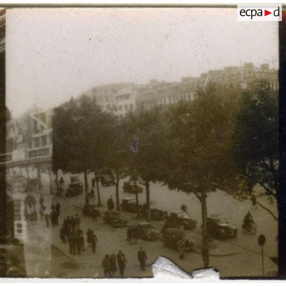 [Paris, l'avenue des Champs-Elysées, août 1945.]