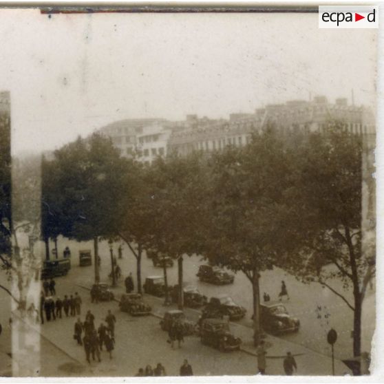 [Paris, l'avenue des Champs-Elysées, août 1945.]