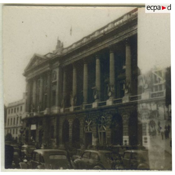 [L'hôtel de Crillon, place de la Concorde, en août 1945.]