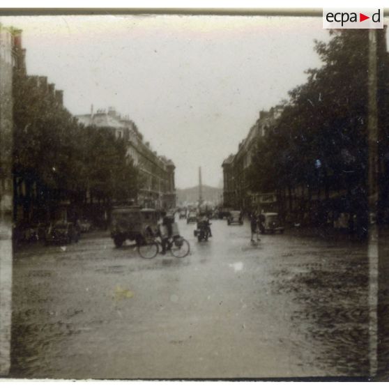 [Paris, la rue Royale, en août 1945.]