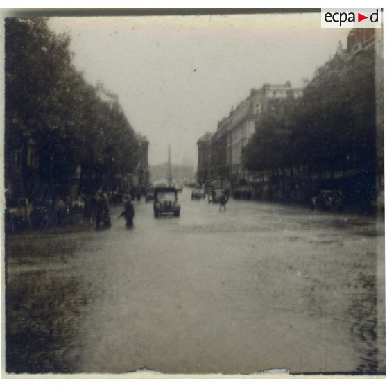 [Paris, la rue Royale, en août 1945.]