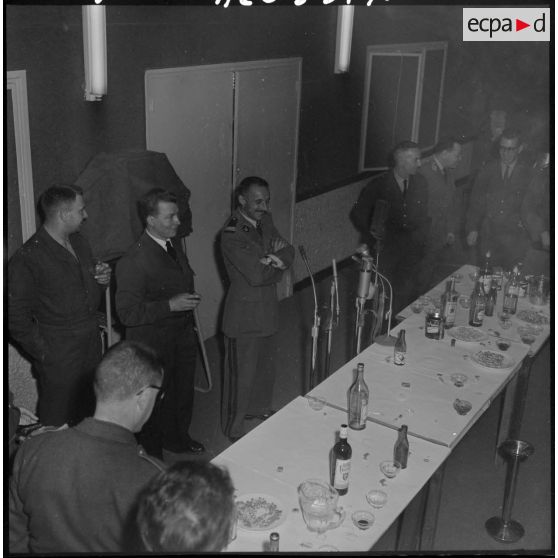 Algérie. Pot à l'auditorium. Discours du capitaine Rouy, commandant l'antenne algérienne du service cinématographique de l'armée (SCA).