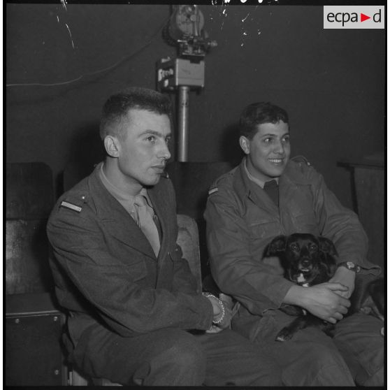 Algérie. Pot à l'auditorium. Portrait de deux soldats avec un chien.