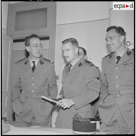 Algérie. 5e bureau. Les officiers regardent l'affiche de propagande terminée.