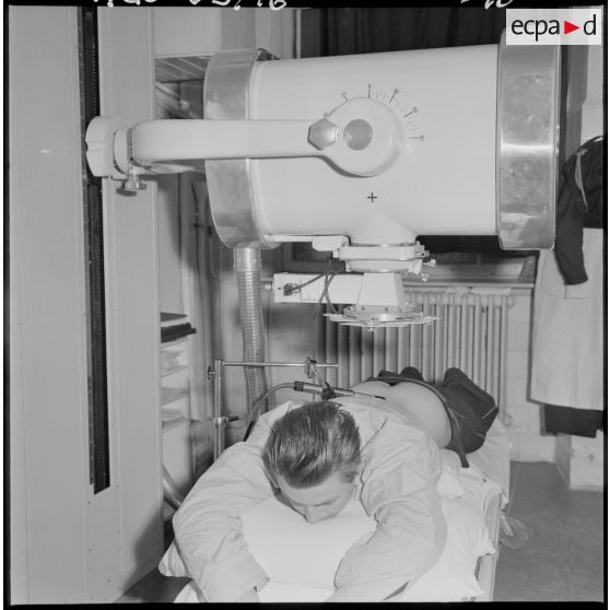 Oran. Hôpital Baudens. Examen radiologique d'un patient.