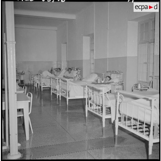 Oran. Hôpital Baudens. Malades dans leur lit.