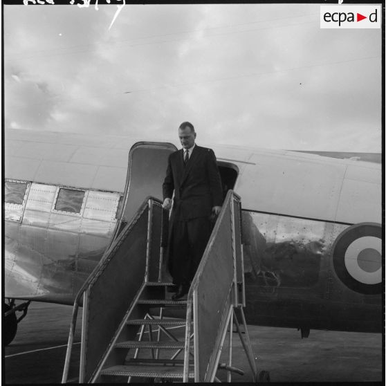 Oran. Paul Delouvrier à sa descente d'avion.