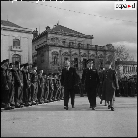 Constantine. Paul Delouvrier et le général Challe passent les troupes en revue place de la Brêche.