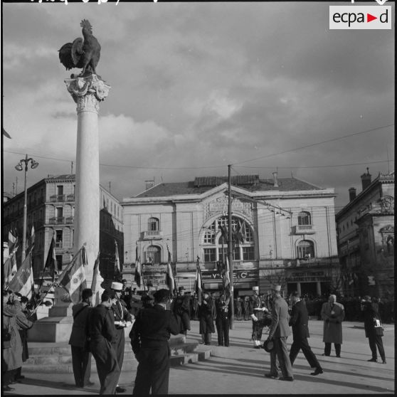 Constantine. Paul Delouvrier dépose une gerbe de fleurs au monument au coq.