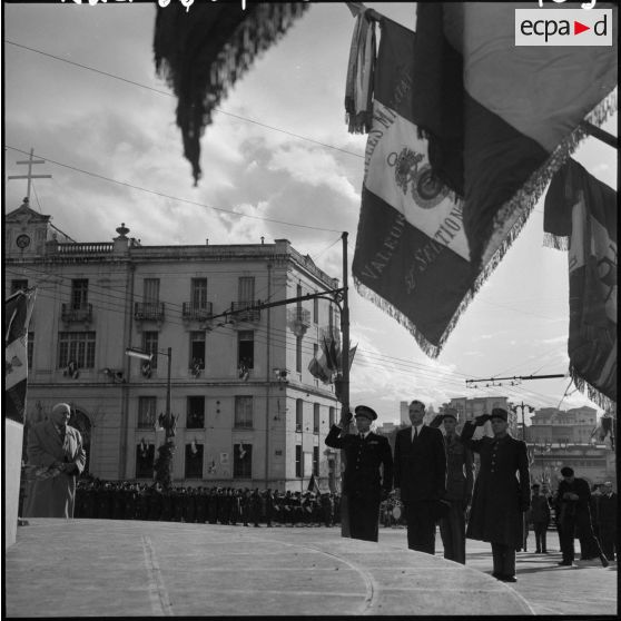 Constantine. Paul Delouvrier, le général Challe et le général Olié saluent le monument au coq.