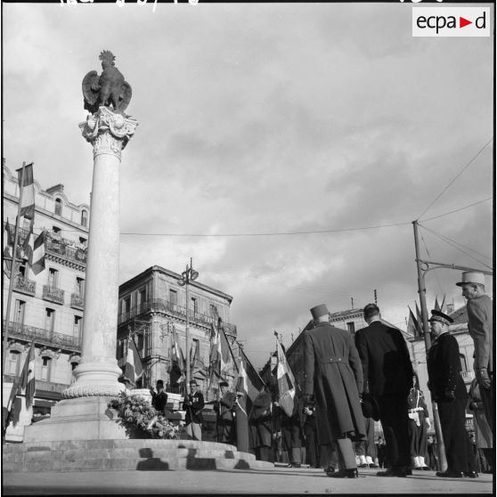 Constantine. Paul Delouvrier, le général Challe et le général Olié se recueillent au monument au coq.