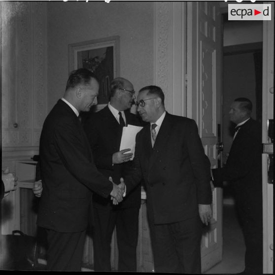 Constantine. Préfecture. Paul Delouvrier rencontre les corps constitués.