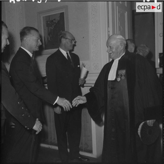 Constantine. Préfecture. Paul Delouvrier et le général Challe rencontrent les corps constitués.