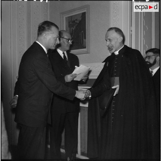 Constantine. Préfecture. Paul Delouvrier rencontre les corps constitués.