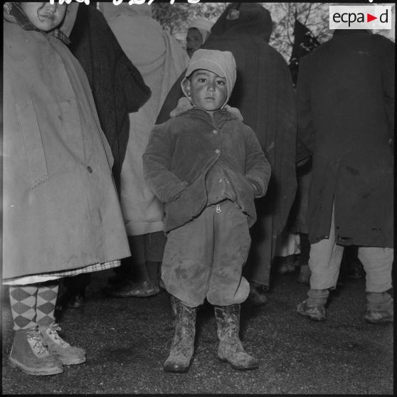 Sétif. Portrait d'un enfant pendant la cérémonie au monument aux morts.