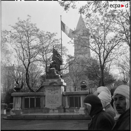 Sétif. Cérémonie au monument aux morts.